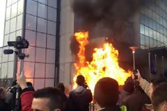 Κόσοβο: Μολότοφ και φωτιές έξω από το κτίριο της κυβέρνησης
