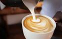 Το ήξερες; Τι συμβαίνει όταν ο καφές σερβίρεται σε λευκή κούπα;