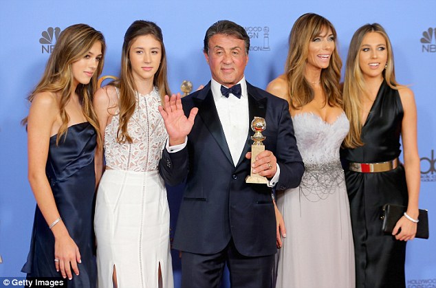 Λύγισε ο Stallone στις Χρυσές Σφαίρες: Θέλω να ευχαριστήσω τον Ρόκυ, τον μόνο φίλο που είχα ποτέ... - Φωτογραφία 2