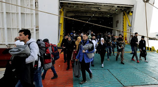 Χωρίς τέλος οι αφίξεις μεταναστών στον Πειραιά: Άλλοι 1.700 έφτασαν τη Δευτέρα - Φωτογραφία 1