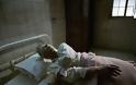 Ανατριχιαστικό: Το τελευταίο videoclip του David Bowie τον δείχνει να πεθαίνει σε ένα νοσοκομείο... [video] - Φωτογραφία 3