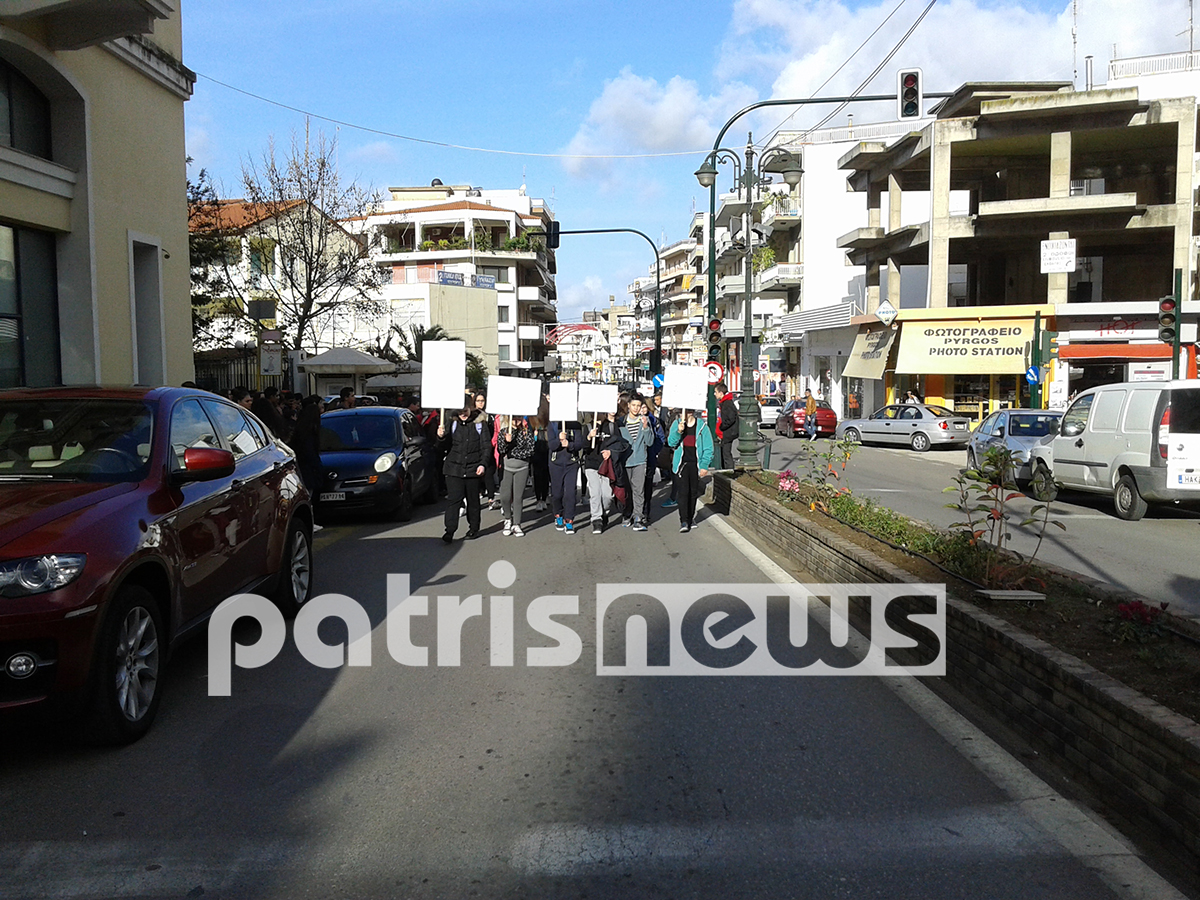 Στους δρόμους και σήμερα οι μαθητές από τα σχολεία του Πύργου για τα σκουπίδια - Φωτογραφία 2