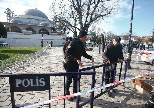 Τρομοκρατική επίθεση στην Κωνσταντινούπολη: Δείτε τις σκληρές εικόνες από το σημείο της έκρηξης... [photos] - Φωτογραφία 3