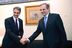 Σε θερμό κλίμα η συνάντηση Σαμαρά-Μητσοτάκη στην Βουλή