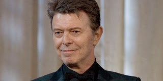 Για ποιο λόγο ο David Bowie κυκλοφορούσε με μια ελληνική εφημερίδα στο χέρι; - Φωτογραφία 1