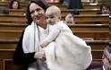 Βουλευτής των Ποδέμος πήγε με το πέντε μηνών μωρό της στη Βουλή