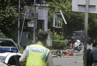 Τι βρήκαν οι αστυνομικοί στο σημείο των εκρήξεων στην Ινδονησία; [photos] - Φωτογραφία 1
