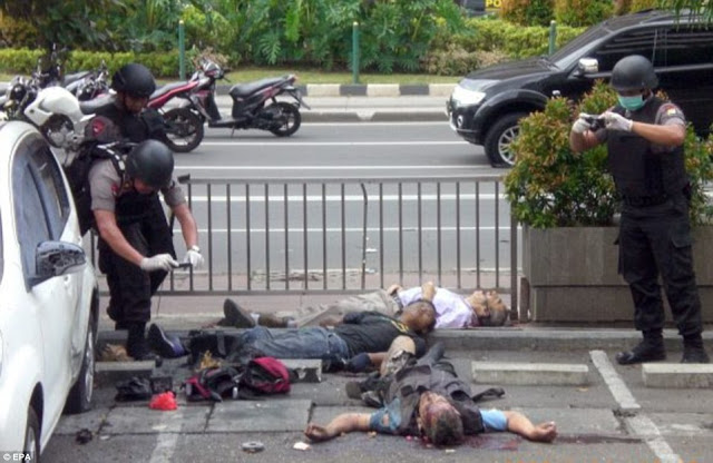 Τι βρήκαν οι αστυνομικοί στο σημείο των εκρήξεων στην Ινδονησία; [photos] - Φωτογραφία 3