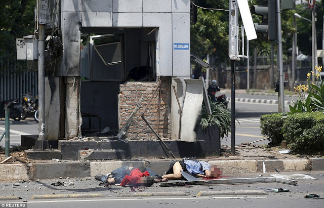 Τι βρήκαν οι αστυνομικοί στο σημείο των εκρήξεων στην Ινδονησία; [photos] - Φωτογραφία 4