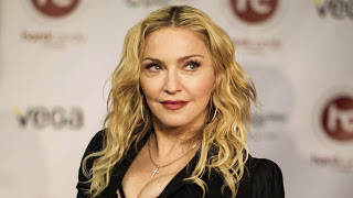 Η Madonna κατέρρευσε στη σκηνή τραγουδώντας για τον David Bowie... [photos] - Φωτογραφία 1