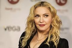 Η Madonna κατέρρευσε στη σκηνή τραγουδώντας για τον David Bowie... [photos]