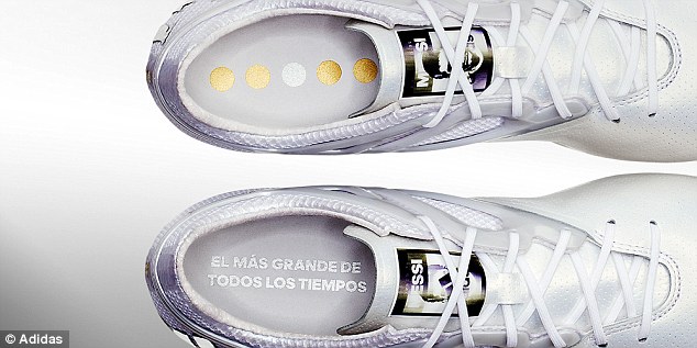 Τα νέα παπούτσια του Μέσι με τις πέντε Χρυσές Μπάλες - Φωτογραφία 2