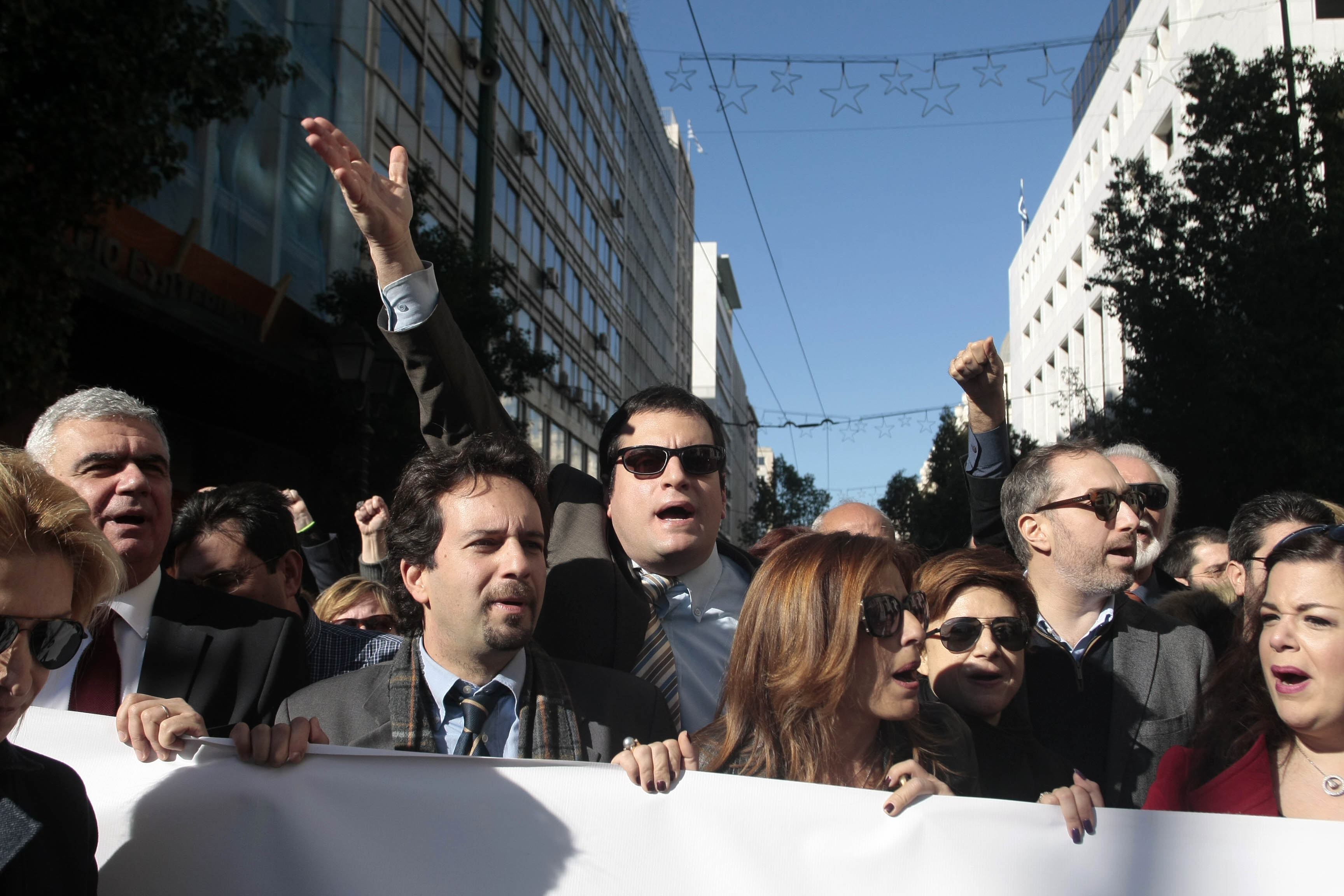 Δικηγόροι, γιατροί, μηχανικοί στους δρόμους της Αθήνας -«Κάτσε καλά Κατρούγκαλε» - Φωτογραφία 2