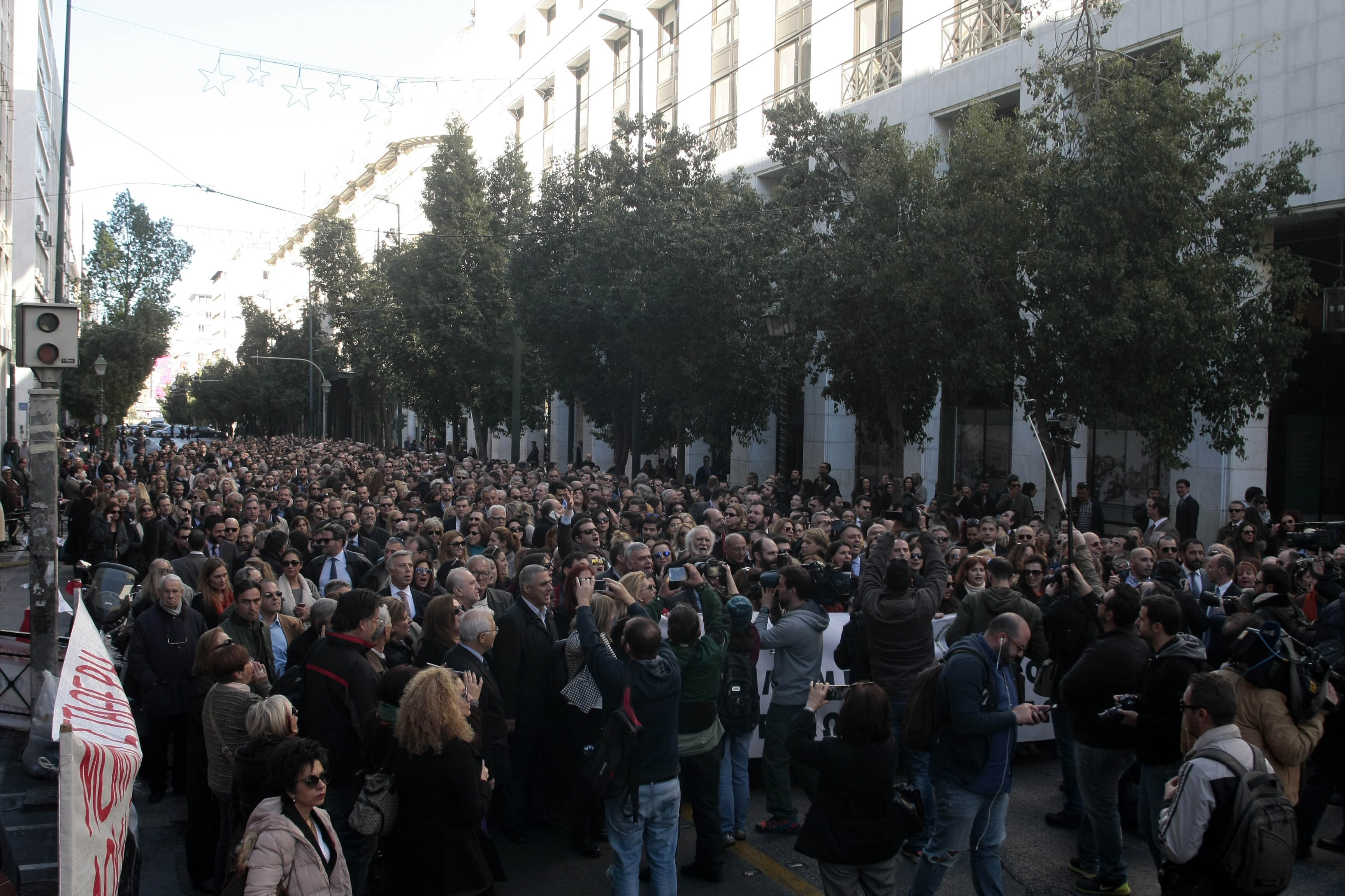 Δικηγόροι, γιατροί, μηχανικοί στους δρόμους της Αθήνας -«Κάτσε καλά Κατρούγκαλε» - Φωτογραφία 4