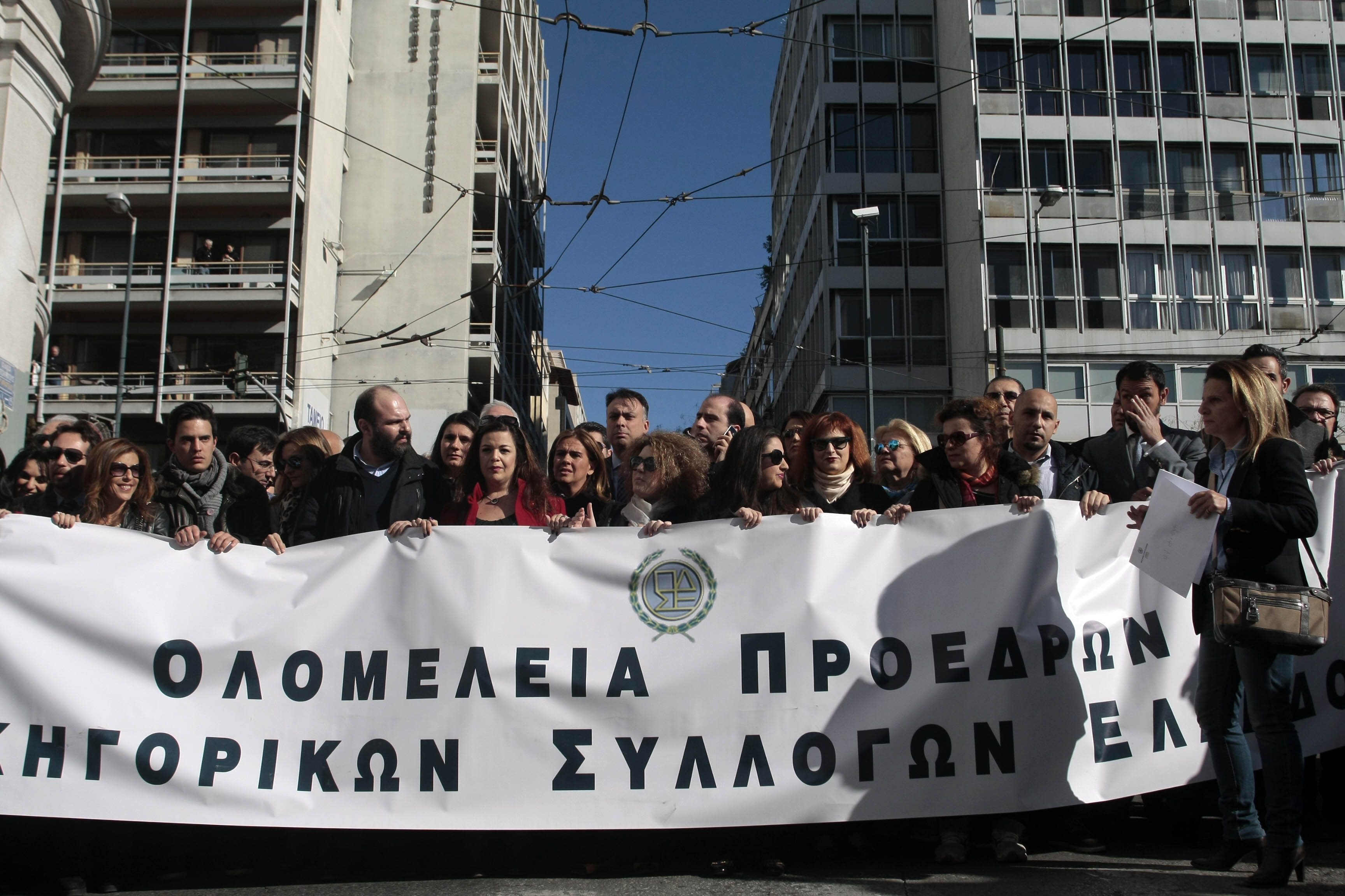 Δικηγόροι, γιατροί, μηχανικοί στους δρόμους της Αθήνας -«Κάτσε καλά Κατρούγκαλε» - Φωτογραφία 5