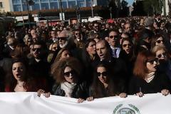 Δικηγόροι, γιατροί, μηχανικοί στους δρόμους της Αθήνας -«Κάτσε καλά Κατρούγκαλε»