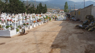 Απίστευτος βανδαλισμός σε νεκροταφείο: Έσπασαν σταυρούς και τάφους ενώ έκαψαν την Αγία Τράπεζα... - Φωτογραφία 1