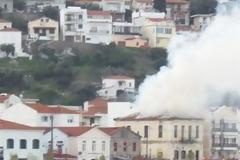 Κάηκε το παλιό κτίριο της Ταξιαρχίας. Ένας σοβαρά τραυματίας! [video + photos]