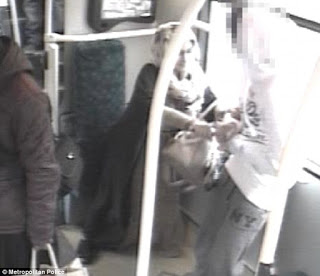 Απίστευτο περιστατικό σε λεωφορείο στο Λονδίνο: Γυναίκα μαχαιρώνει νεαρό μπροστά στα έκπληκτα μάτια όλων... [photos] - Φωτογραφία 1