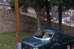 Τρελό αγροτικό παρέσυρε τα πάντα, κατέβηκε τα σκαλιά και σταμάτησε στη πλατεία [photo]