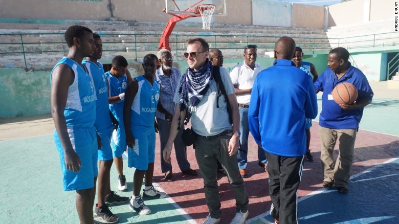 Ο άνθρωπος που κάνει διακοπές σε... εμπόλεμες ζώνες - Φωτογραφία 11