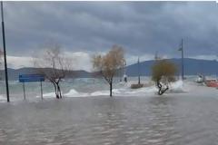 Πλημμύρισε με... θάλασσα η Γλύφα [photos]
