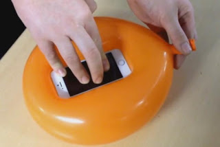 Πώς να φτιάξετε μια θήκη για το κινητό σας σε δευτερόλεπτα μόνο με ένα... μπαλόνι - Φωτογραφία 1