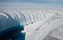 Μια τεράστια χαράδρα κάτω από τους πάγους της Ανταρκτικής
