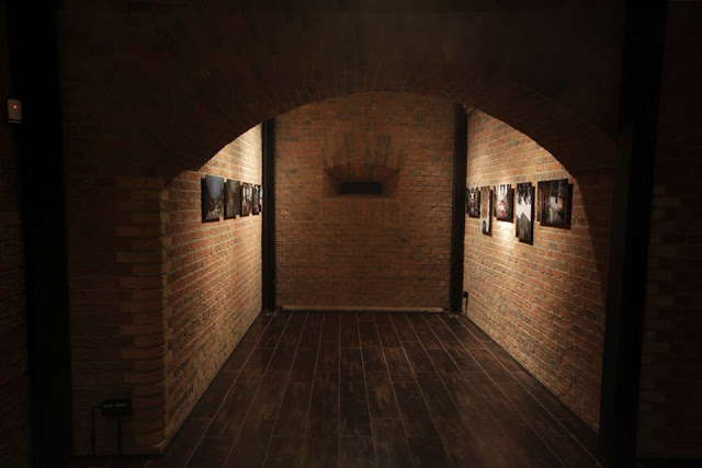 7782 - Φωτογραφίες του εκθεσιακού χώρου όπου τρεις Πολωνοί φωτογράφοι εκθέτουν έργα τους από το Άγιο Όρος - Φωτογραφία 19