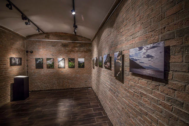 7782 - Φωτογραφίες του εκθεσιακού χώρου όπου τρεις Πολωνοί φωτογράφοι εκθέτουν έργα τους από το Άγιο Όρος - Φωτογραφία 23