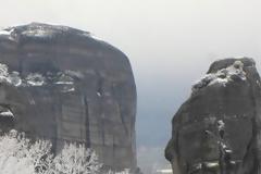 Στα λευκά ντύθηκαν τα Μετέωρα... [photo+video]