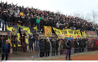 Με το δεξί... (1-2) - Φωτογραφία 2