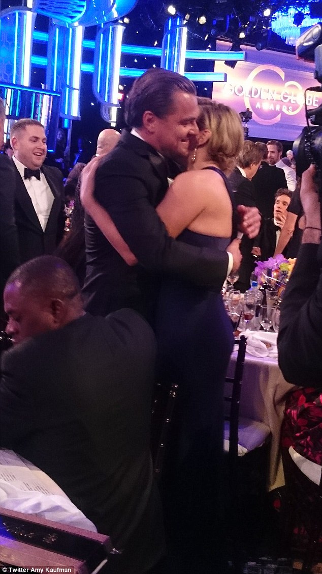 Η Kate Winslet δίνει... το Όσκαρ στον Di Caprio - Φωτογραφία 2