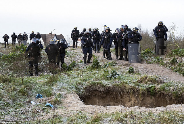 Γκρεμίζουν τη ζούγκλα του Καλαί! Γάλλοι αστυνομικοί εισέβαλαν στην παραγκούπολη και έδιωξαν τους πρόσφυγες... [photos] - Φωτογραφία 2