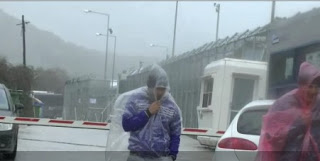 Με αυτοσχέδιες σόμπες και σακούλες για αδιάβροχο προσπαθούν να φυλαχτούν οι πρόσφυγες από τα χιόνια στην Λέσβο [photo+video] - Φωτογραφία 1