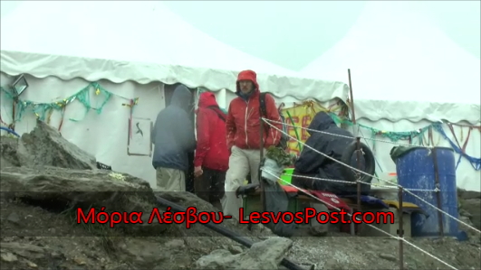 Με αυτοσχέδιες σόμπες και σακούλες για αδιάβροχο προσπαθούν να φυλαχτούν οι πρόσφυγες από τα χιόνια στην Λέσβο [photo+video] - Φωτογραφία 2