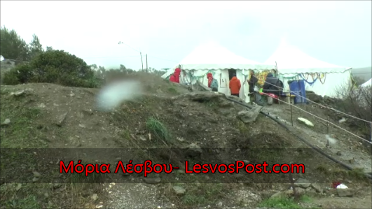 Με αυτοσχέδιες σόμπες και σακούλες για αδιάβροχο προσπαθούν να φυλαχτούν οι πρόσφυγες από τα χιόνια στην Λέσβο [photo+video] - Φωτογραφία 3