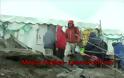 Με αυτοσχέδιες σόμπες και σακούλες για αδιάβροχο προσπαθούν να φυλαχτούν οι πρόσφυγες από τα χιόνια στην Λέσβο [photo+video] - Φωτογραφία 2