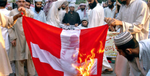 Σοκ! Μουσουλμάνοι ζητούν να βγεί ο σταυρός από την σημαία... - Φωτογραφία 2