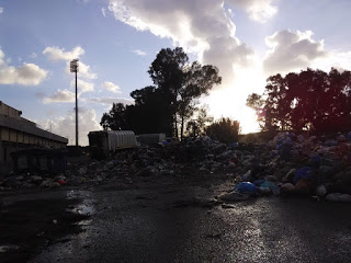 Παράνομος σταθμός μεταφόρτωσης σκουπιδιών το Δημοτικό Στάδιο Πύργου. Τεράστιες ευθύνες υπαλλήλων και αιρετών - Φωτογραφία 1