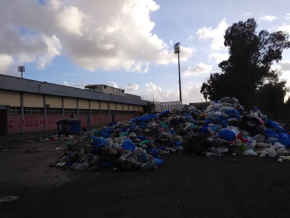 Παράνομος σταθμός μεταφόρτωσης σκουπιδιών το Δημοτικό Στάδιο Πύργου. Τεράστιες ευθύνες υπαλλήλων και αιρετών - Φωτογραφία 3