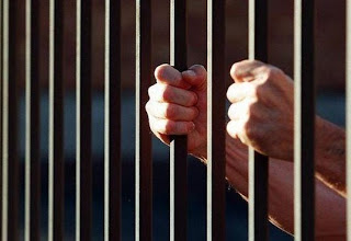 Αχαΐα: Κρατούμενος αποπειράθηκε να κρεμαστεί μέσα στα κρατητήρια - Έφτιαξε βρόγχο με την μπλούζα του - Φωτογραφία 1
