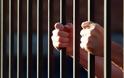 Αχαΐα: Κρατούμενος αποπειράθηκε να κρεμαστεί μέσα στα κρατητήρια - Έφτιαξε βρόγχο με την μπλούζα του