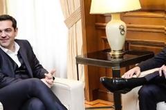 Ο Αλέξης Τσίπρας φόρεσε γιλέκο για να υποδεχθεί τον Μητσοτάκη [photos]