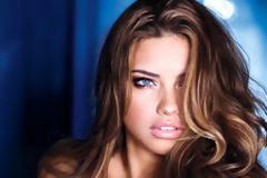 Δείτε το σκίσιμο στο φόρεμα της Adriana Lima που τάραξε τους πάντες! [photos]