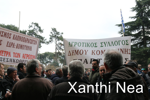 Καρέ καρέ τα σοβαρά επεισόδια στην Κομοτηνή – Μπλόκο στον Υπουργό με ξύλο και χημικά - Φωτογραφία 2