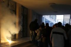 Καρέ καρέ τα σοβαρά επεισόδια στην Κομοτηνή – Μπλόκο στον Υπουργό με ξύλο και χημικά