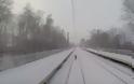 Επικό Ρώσος σκιέρ δέθηκε πίσω από τρένο για να κάνει σκι ανάμεσα στις ράγες [video]