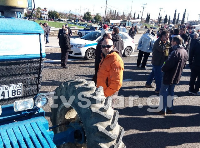 Φθιώτιδα: Οι αγρότες έκλεισαν την εθνική οδό και ενισχύουν τα μπλόκα τους [photos+video] - Φωτογραφία 2