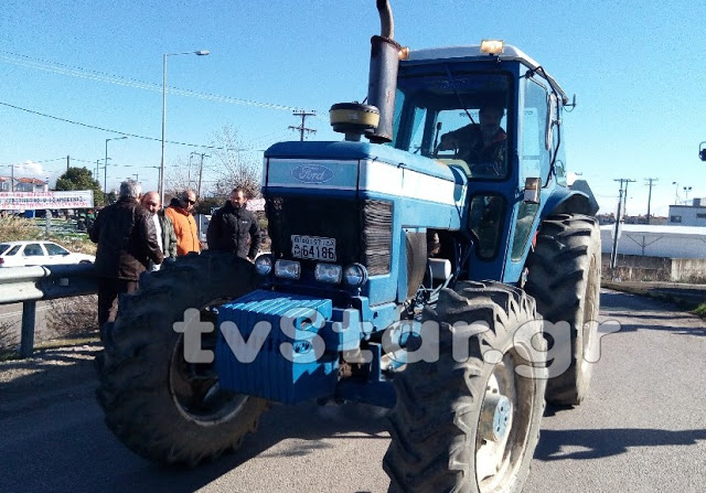 Φθιώτιδα: Οι αγρότες έκλεισαν την εθνική οδό και ενισχύουν τα μπλόκα τους [photos+video] - Φωτογραφία 3